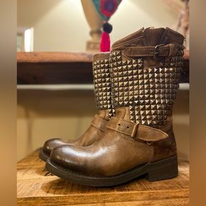 NEVER WORN ASH ARMY GREEN STUDDED BOOTS